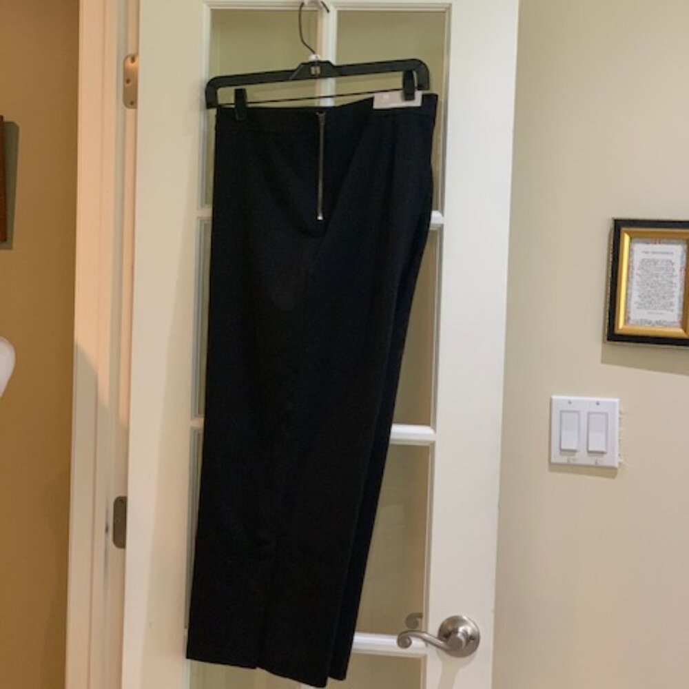NWT Chico's Black Side Zip Capris Size 3.5 - Picture 2 of 7